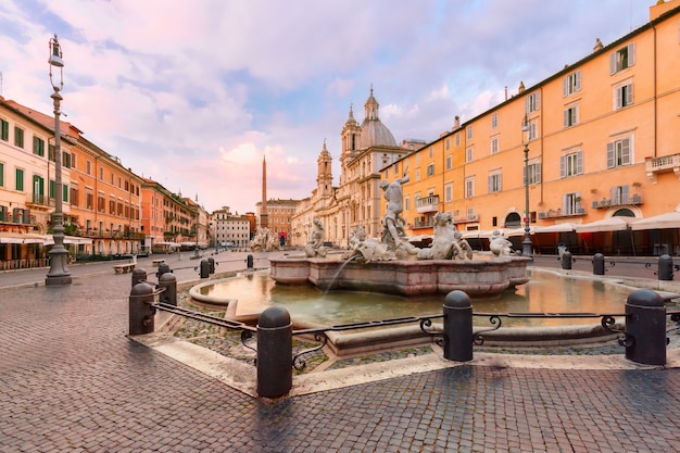 La fuente de Neptuno en la famosa plaza Piazza Navona al amanecer, Roma, Italia.