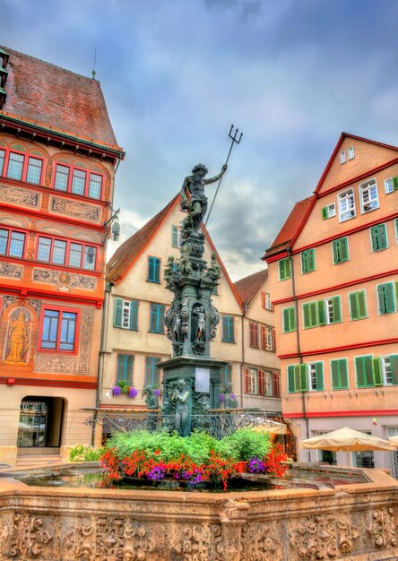 Foto fuente de neptuno frente al ayuntamiento de tubinga baden-wurttemberg alemania