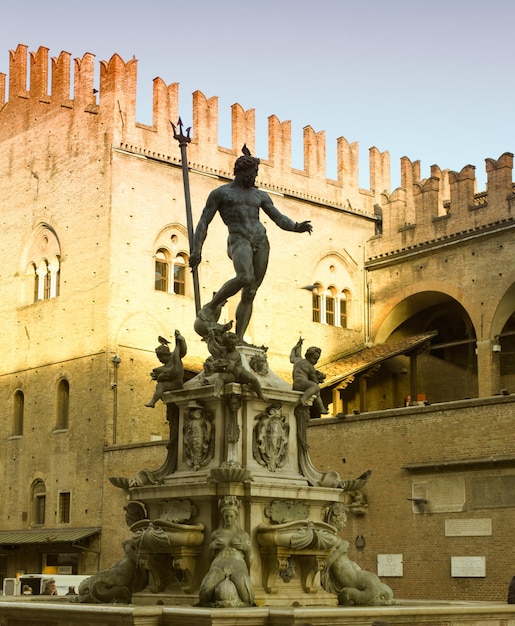 Fuente de Neptuno en la Piazza Maggiore en Bolonia Italia