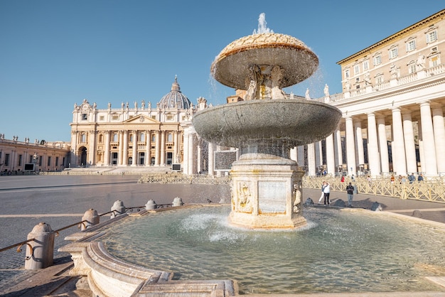 Fuente norte en la plaza de san pedro en el vaticano