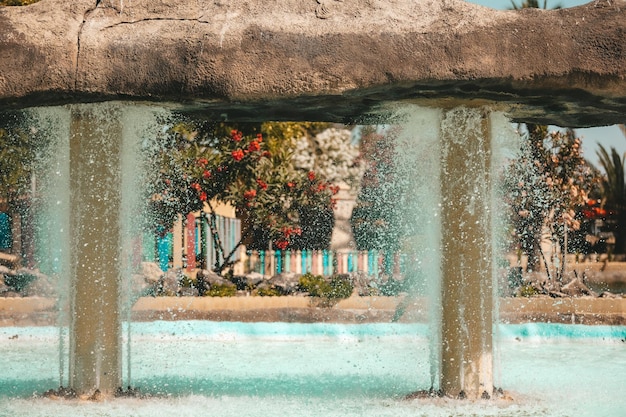 Fuente en el parque de la ciudad en verano