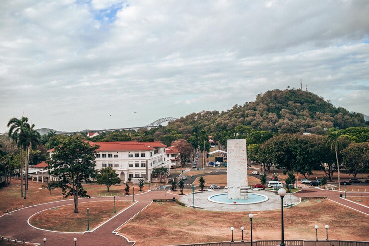 Foto fuente en el parque bajo la colina cubierta de bosques en la ciudad foto