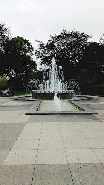 Fuente en el parque contra el cielo despejado