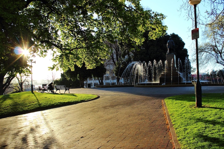 Foto fuente en el parque contra el cielo en un día soleado