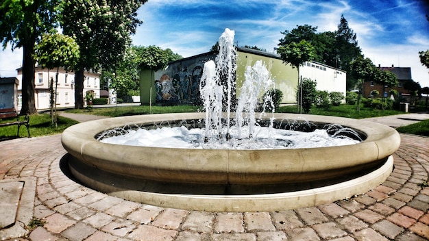 Fuente en el parque contra el cielo