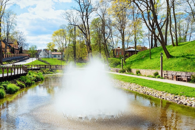 Fuente en el parque de Kuldiga en Kurzeme, en el oeste de Letonia. Antes se llamaba Goldingen.