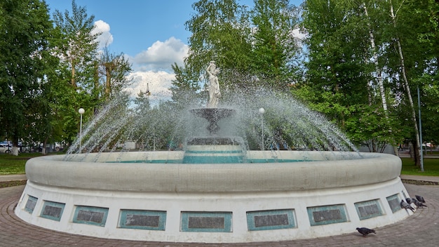 Fuente en el parque de Tomsk Rusia