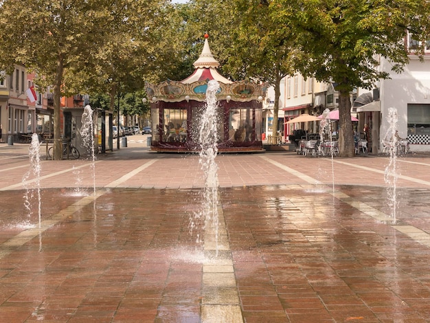 Una fuente en una plaza con un letrero que dice "la palabra" en él "