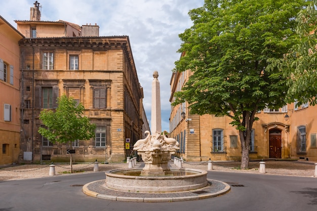 Fuente y plaza de Quatre-Dauphins en el corazón del distrito de Mazarin, Aix-en-Provence, Provenza, sur de Francia