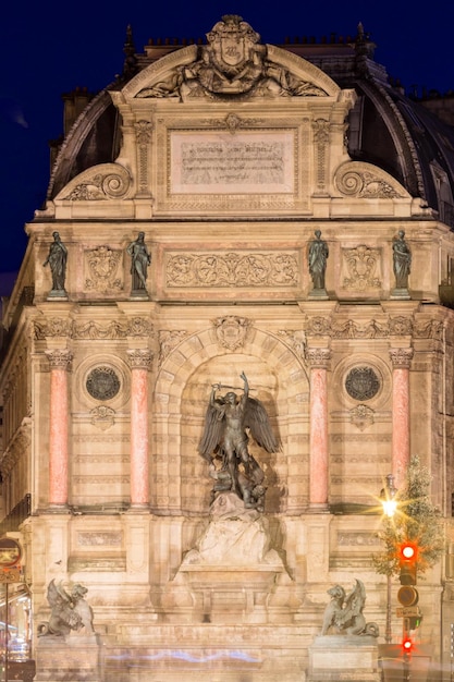 Fuente SaintMichel en Place SaintMichel en París Francia Fue construido en 18581860