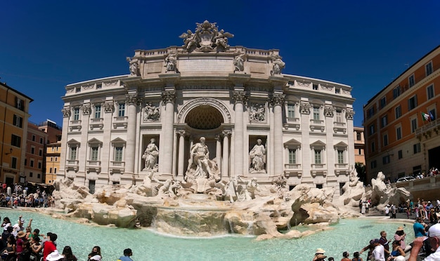 La fuente de Trevi es una atracción turística popular.