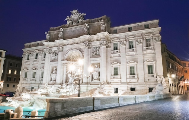 Fuente de Trevi por la noche Roma Italia