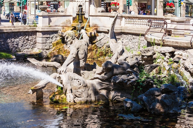 Fuente Triton o Tritonenbrunnen ubicada en Konigsallee o King's Avenue en la ciudad de Dusseldorf en Alemania