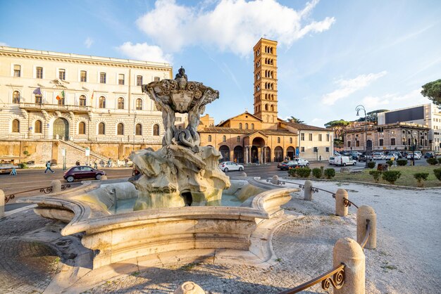 Fuente de los tritones e iglesia de santa maría en cosmedin en roma