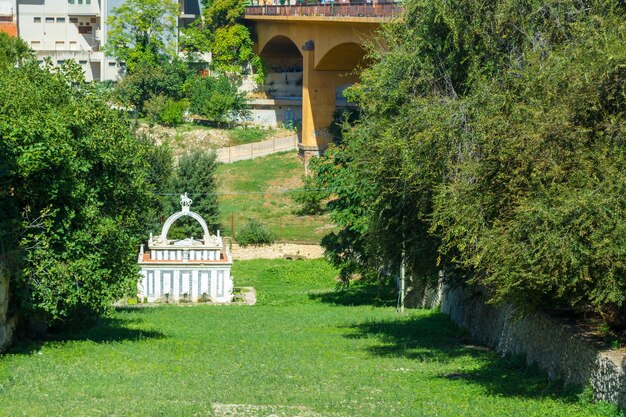 Fuente vieja dentro de la ciudad