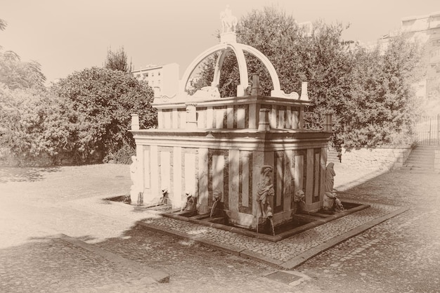 Fuente vieja dentro de la ciudad