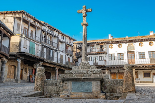 Fuente y crucero del siglo XVIII in der Plaza Mayor de la Hermosa, mittelalterliche Villa von La Alberca, Spanien