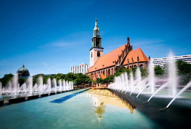 Fuentes en Alexanderplatz y la Iglesia de Santa María