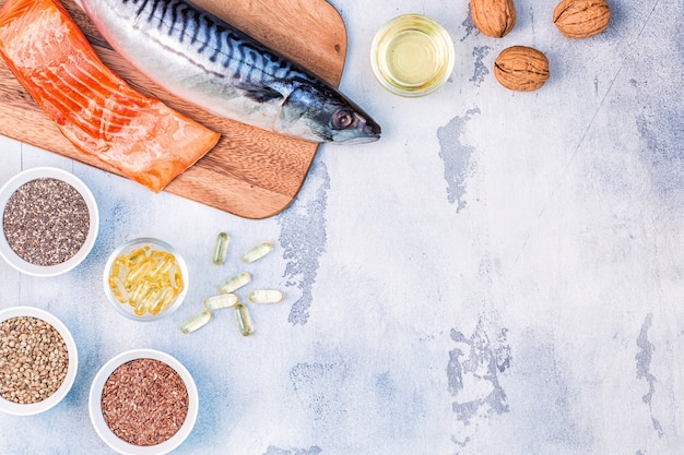 Fuentes de omega 3: caballa, salmón, semillas de lino, semillas de cáñamo, chía, nueces, aceite de linaza. Concepto de alimentación saludable. Vista superior con espacio de copia.