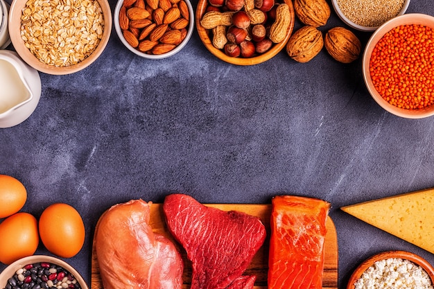 Fuentes de proteínas saludables: carne, pescado, productos lácteos, nueces, legumbres y cereales.