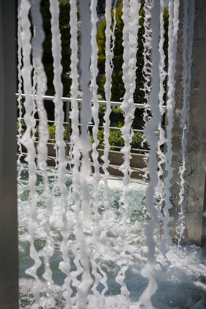 Las fuentes que arrojan agua cristalina en una caca