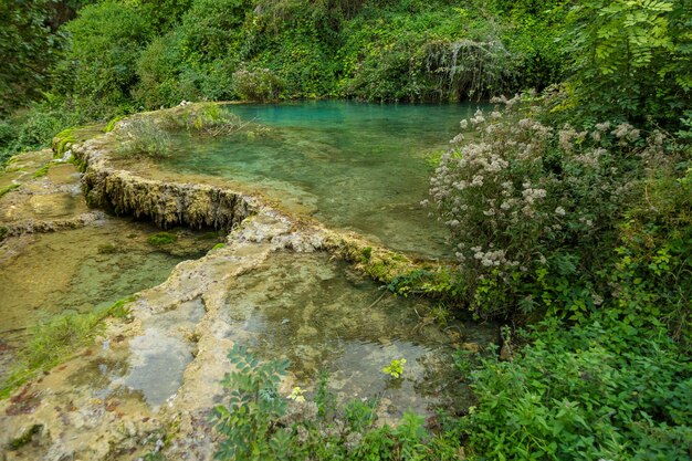 Foto fuentes termales en el río ebro en orbaneja del castillo