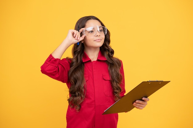 Für ein besseres Aussehen tragen Kinder eine Brille