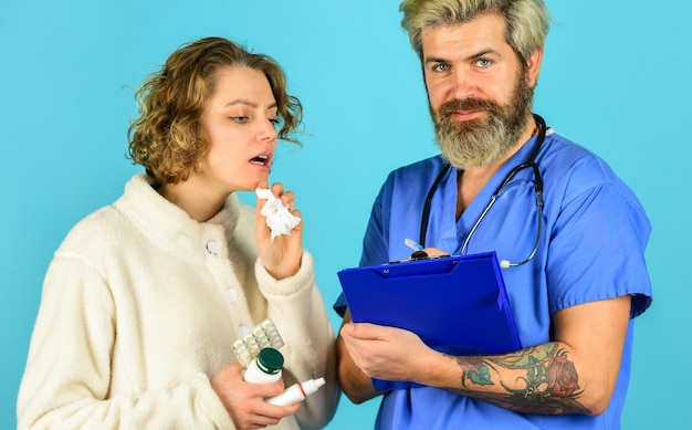 Für Ihre Immunität Gesundheitswesen und Menschen halten Patienten und Ärzte Pillen. Frau mit laufender Nase bei der Krankenschwester