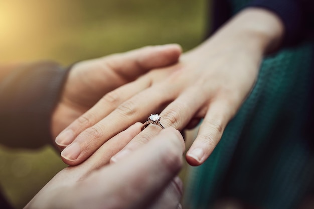 Für immer ist lang, aber nicht lang genug mit dir Schnappschuss eines Mannes, der draußen einen Verlobungsring auf den Finger seiner Verlobten steckt