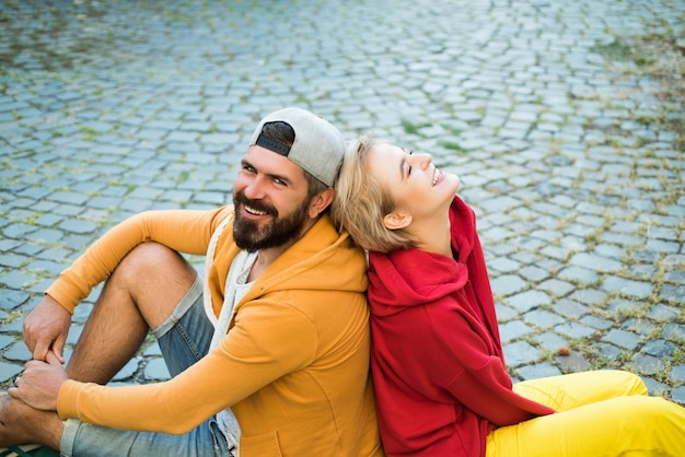 Für immer junge Paare hängen zusammen sorglose Leute Jugend wollen einfach nur Spaß haben Freiheit dich fühlen...