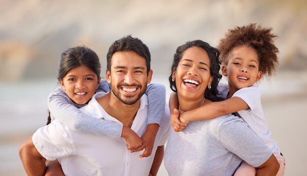 Für uns bedeutet Familie, die Arme umeinander zu legen Aufnahme einer schönen jungen dreiköpfigen Familie, die den Tag zusammen am Strand verbringt