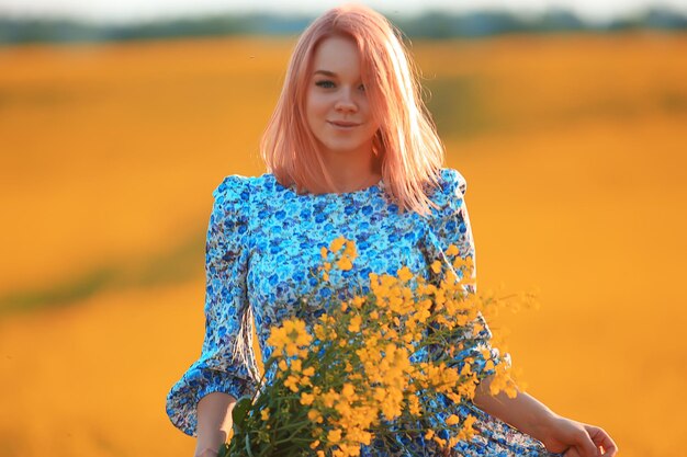 fuera del campo de verano femenino, libertad soleada chica de estilo rural