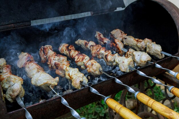 Fuera de carne de cordero a la brasa en parrilla de carbón en brochetas.