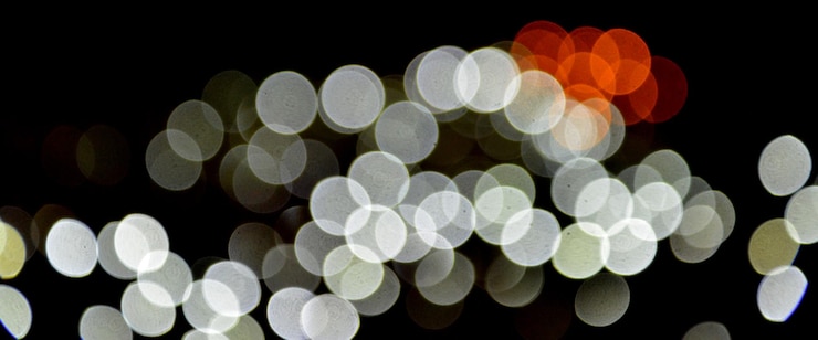 Foto fuera de enfoque luces de la calle borrosas bokehimage de un