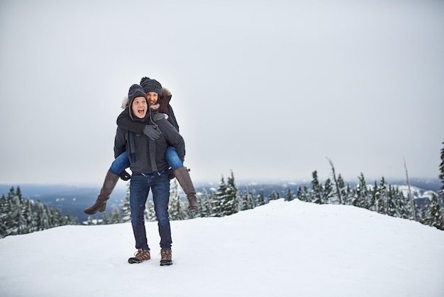 Fueron buenos para la nieve Foto de una joven pareja feliz divirtiéndose mientras estaban en la nieve