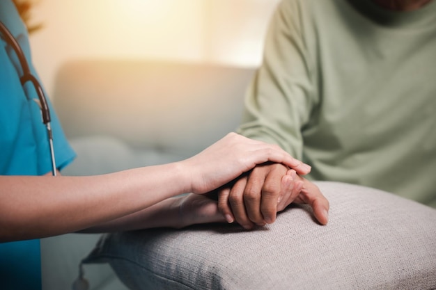 Fürsorgliche Krankenschwester, die älteren Menschen hilft, bekommt Hilfe
