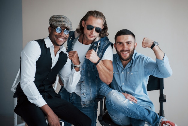 Fuerte amistad. amigos sonrientes posando con los puños arriba