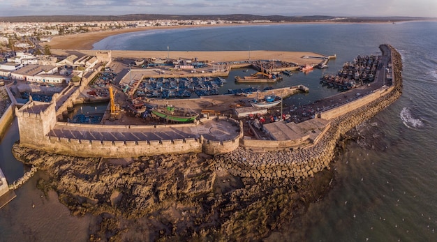 Fuerte y barcos azules en el puerto de Essaouira