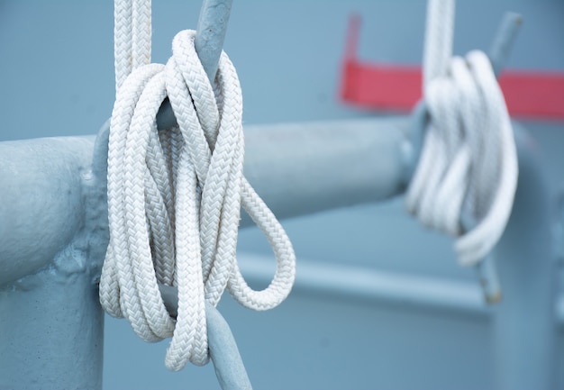 Fuerte cuerda para unir en un barco de la marina.