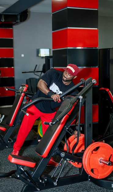 Fuerte culturista guapo en el gimnasio Entrenamiento de entrenamiento muscular deportivo