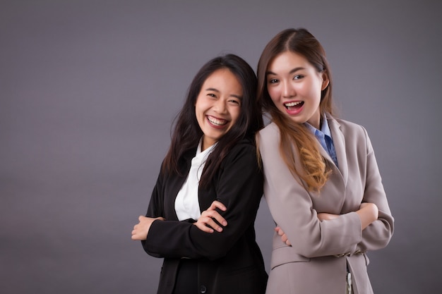 Fuerte, exitoso y risueño equipo femenino de buseness