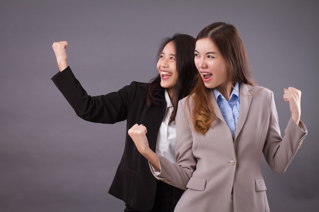 Fuerte, feliz, alegre, emocionado, sorprendido, mujeres de negocios, equipo, mirar hacia arriba