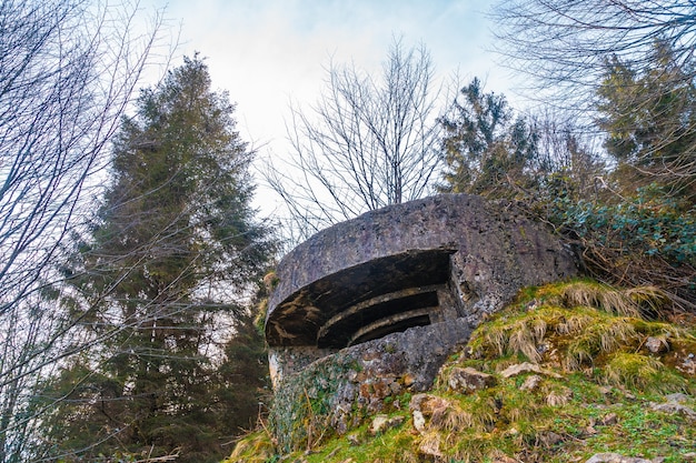 Fuerte de guerra en el sendero montañoso de Aiako Harria o Peñas de Aya, Guipúzcoa