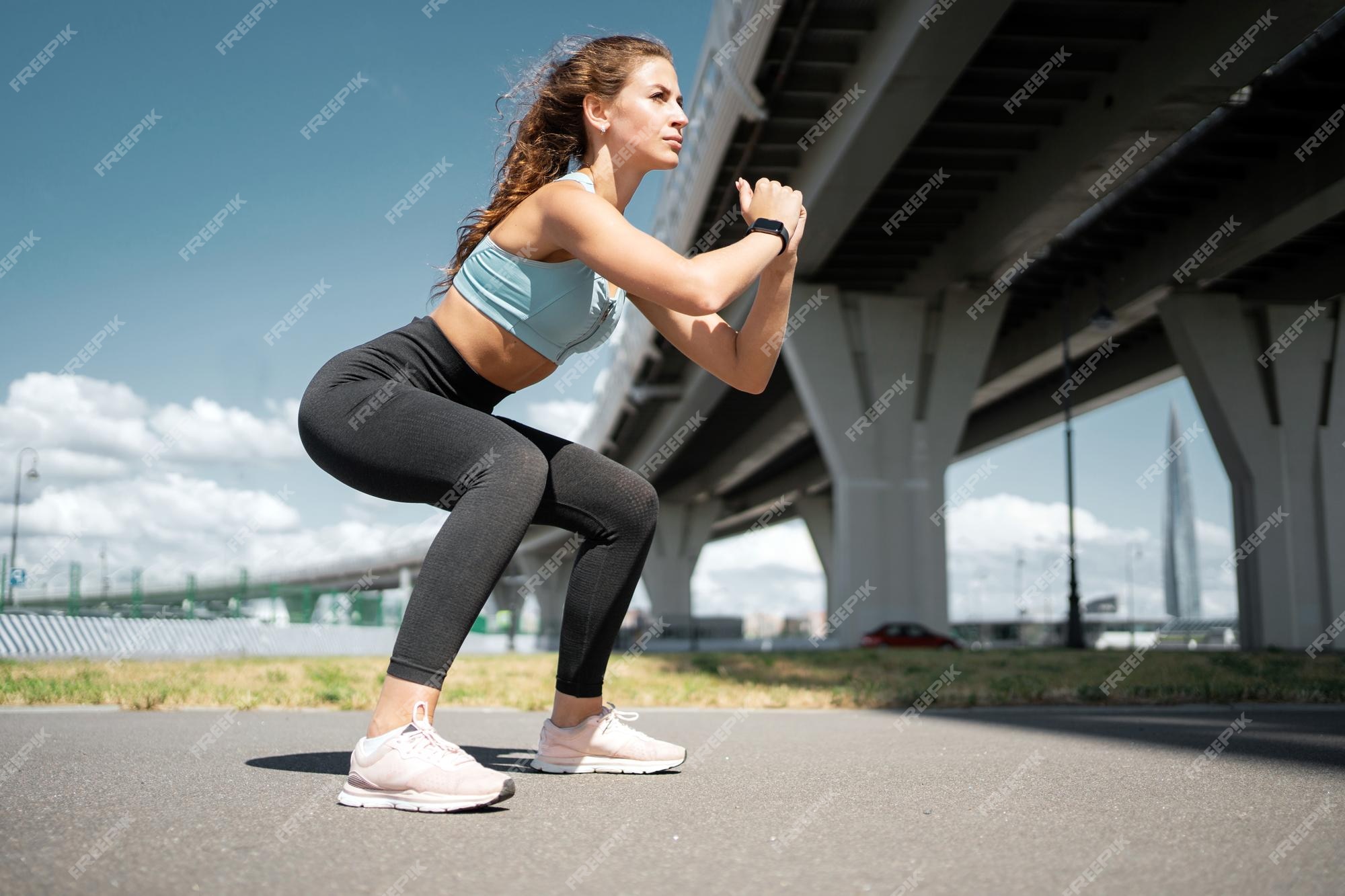 Fuerte joven fitness mujer squat zapatillas deportivas ropa ajustada entrenamiento Foto Premium