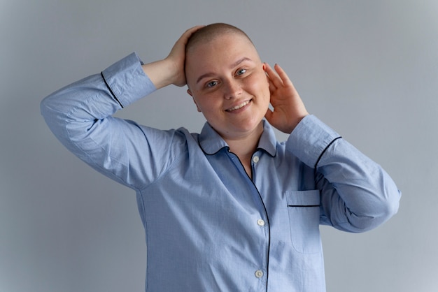 Foto fuerte joven luchando contra el cáncer de mama