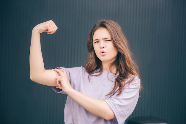 Foto fuerte mujer poderosa posando y mostrando los músculos