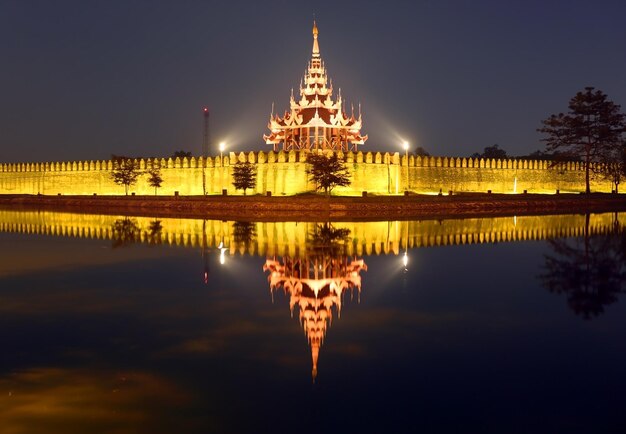 Fuerte o Palacio Real en Mandalay por la noche