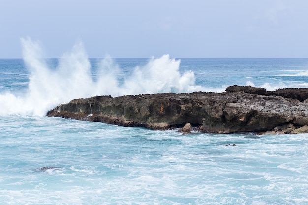 Fuerte ola de mar golpeó la playa