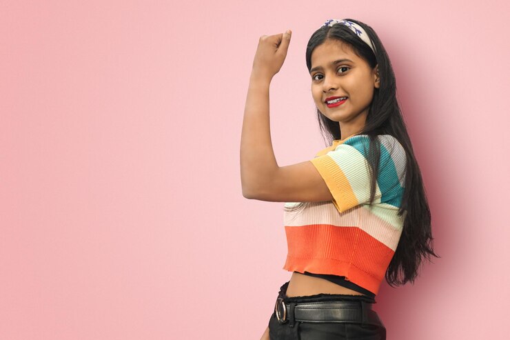 Fuerte, poderosa, sonriente, alegre, india, asiática, niña, posición, lado, posar, aislado, con, toothy, sonrisa, levanta, brazos, y, exposiciones, bíceps, mirar, mis músculos, maqueta, arriba, espacio de copia