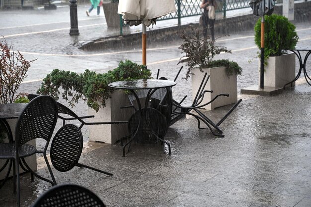 Fuerte tormenta de lluvia con fuerte viento en la ciudad